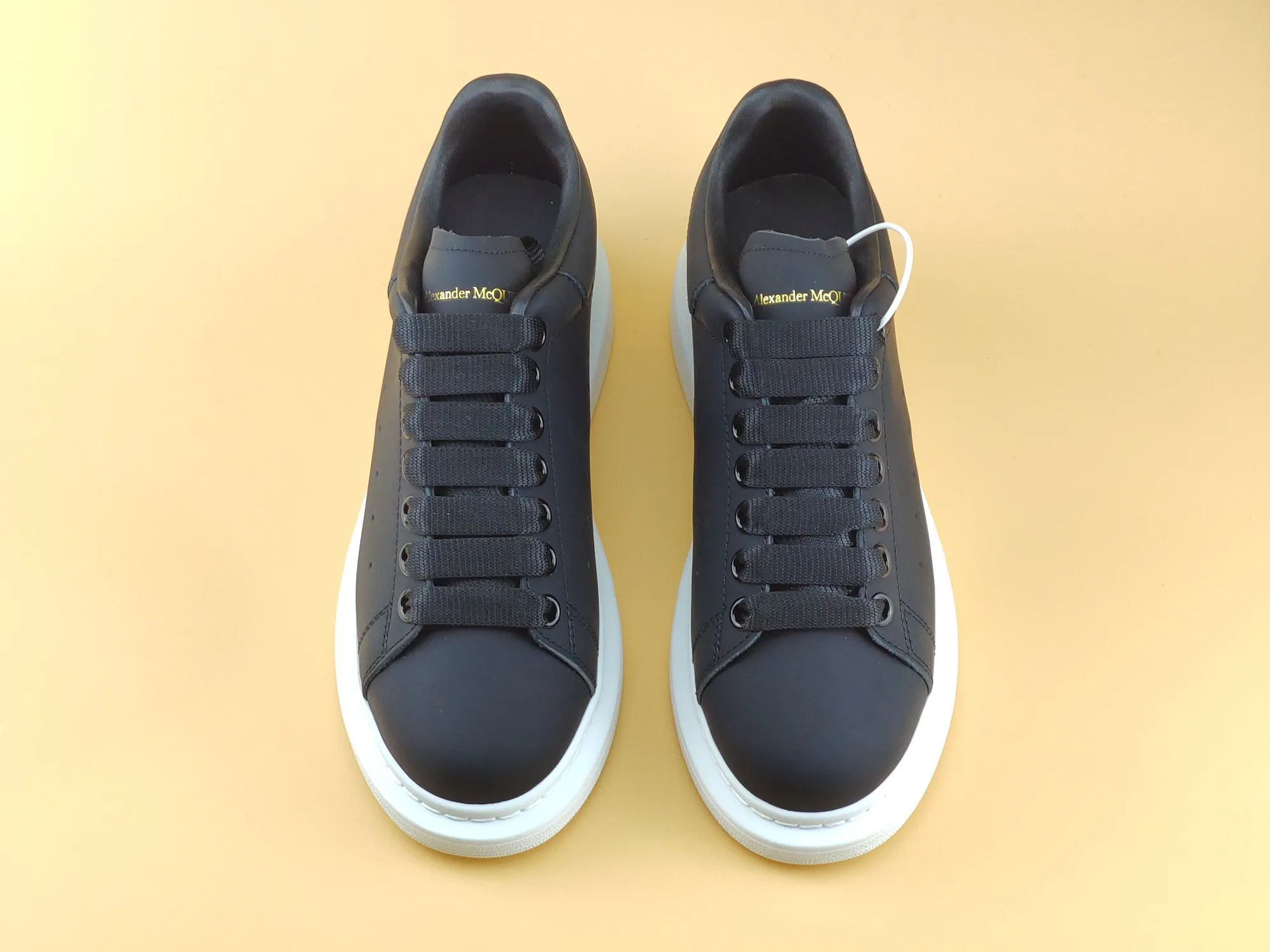 👟👟Ex-factory price 480 👟👟 ALEXANDER MQUEEN (McQueen) 🎉The highest quality silk cowhide version on the market🎊, imported water-dyed sheepskin inside, 1:1 replica at the counter, star style T stage catwalk, a must-have for fashionistas , the original high-temperature and ultra-clear air pressure logo on the foot, absolutely counter-matched version, the arc of the back bag is truly genuine 0⃣ difference, using an exclusive privately molded double-layer vacuum outsole, which is light on the foot and has excellent rebound! Running🏃✈The first choice item for outdoor sports💅💅Trend and fashion coexist📣Female style: 35-39, male style: 39-44 with original packaging
